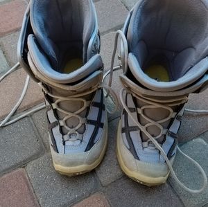 Snowboard boots